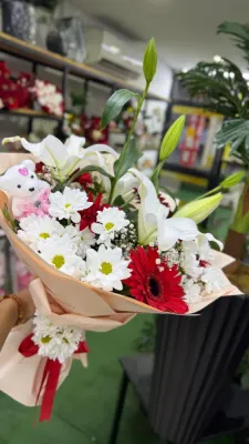 Beyaz Lilyum, Kırmızı Gerbera ve Ayıcık