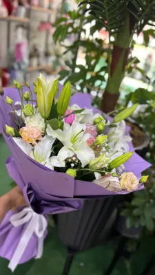 Beyaz Lilyum ve Krem Gül Buketi