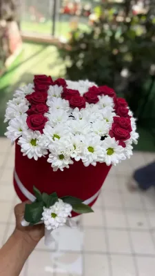 Kutuda Kalp Kırmızı Gül ve Papatya