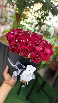 Kutuda Kırmızı Gül ve Ayıcık