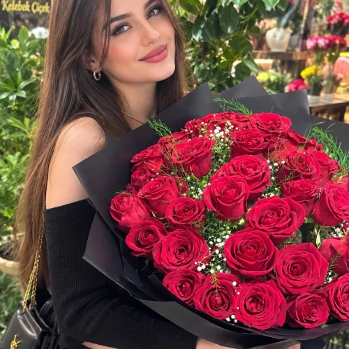 siyah  Ambalajda Kırmızı Gül Buketi